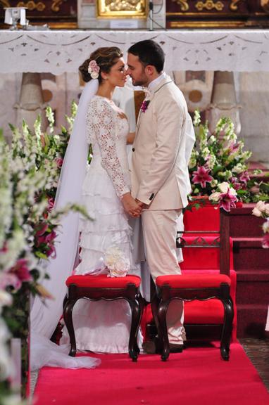 Lucena (Grazi Massafera) se casa com Juan (Manolo Cardona) em 'Aquele Beijo'