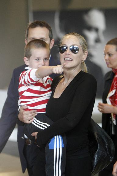 Sharon Stone passeia com o filho Quinn por Paris, na França