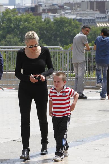 Sharon Stone passeia com o filho Quinn por Paris, na França