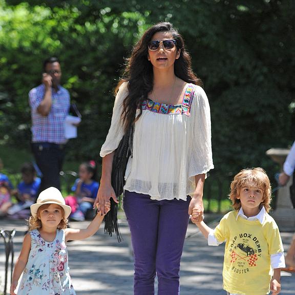 Camila Alves passeia com Levi e Vida pelo Central Park