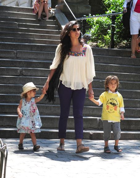 Camila Alves passeia com Levi e Vida pelo Central Park