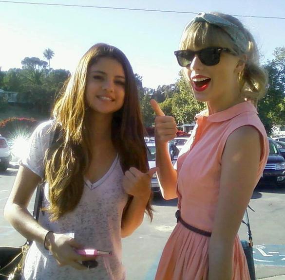Selena Gomez e Taylor Swift passeiam juntas por Los Angeles, Estados Unidos
