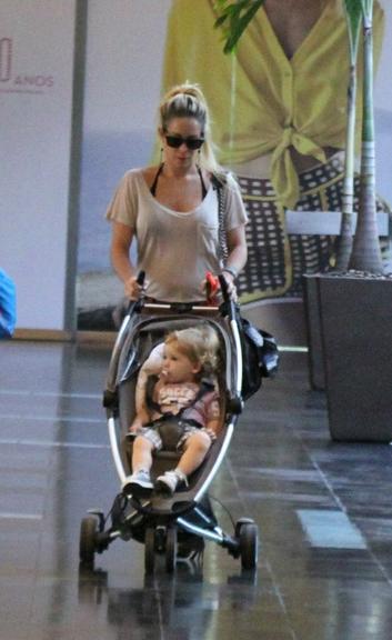 Danielle Winits passeia com o filho Guy no Rio de Janeiro