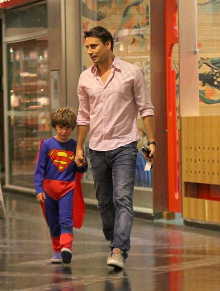 Murilo Rosa com o filho Lucas no shopping