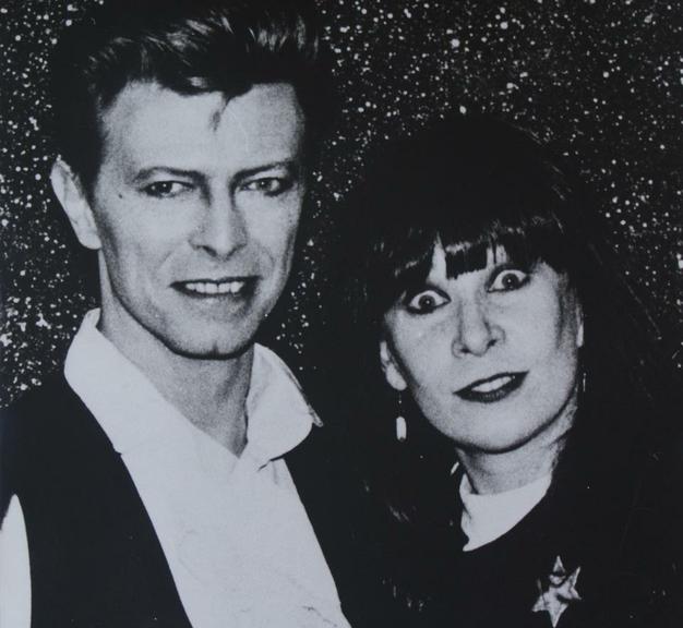 O roqueiro britânico David Bowie posa com a roqueira brasileira Rita Lee