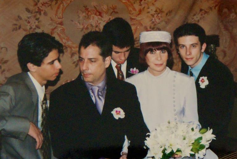 Casamento de Rita Lee com Roberto Carvalho. Beto Lee, filho do casal, aparece a direita