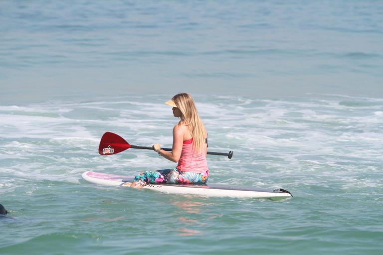 Susana Werner pratica stand up paddle na praia da Barra da Tijuca