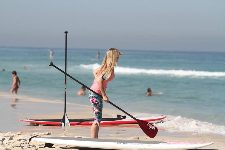 Susana Werner pratica stand up paddle na praia da Barra da Tijuca
