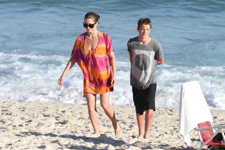 Letícia Spiller curte praia com o filho Pedro no Rio de Janeiro