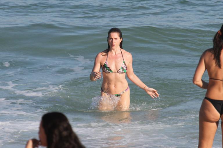 Letícia Spiller mostra que está em ótima forma durante mergulho no mar