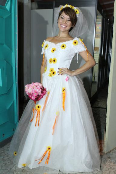 Geovanna Tominaga com seu vestido de noiva caipira