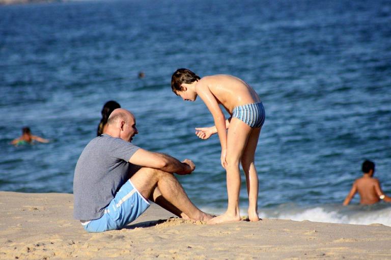 Diversão de Tande com o filho Yago na praia