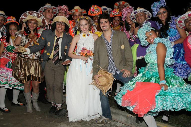 Marcella Rica e Igor Cosso se casam em arraiá no Rio