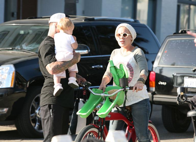 Pink passeia com a filha, a simpática Willow Sage, por Los Angeles, nos Estados Unidos