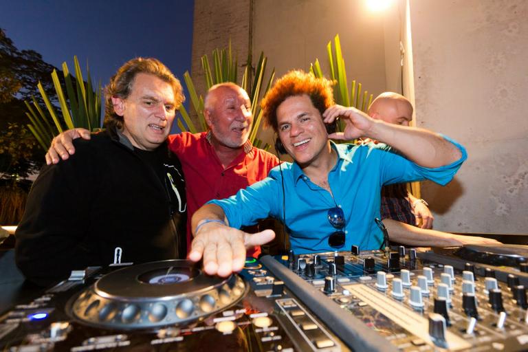 Romero Britto vira DJ na Casa Cor