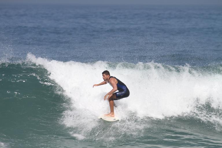 Cauã Reymond e seu esporte favorito, o surfe
