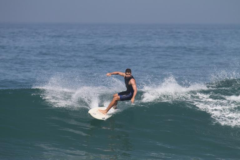Cauã Reymond e seu esporte favorito, o surfe