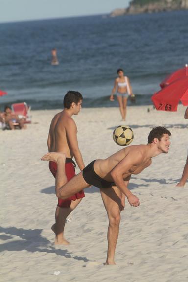José Loreto joga bola na praia