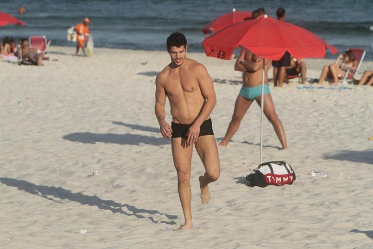José Loreto joga bola na praia