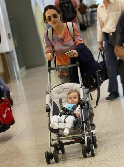 Gabriela Duarte e Frederico, seu segundo filho, no Aeroporto Santos Dumont
