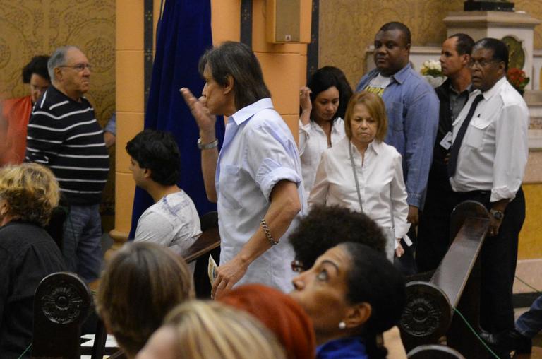 Roberto Carlos na missa de sétimo dia de Ivone Kassu