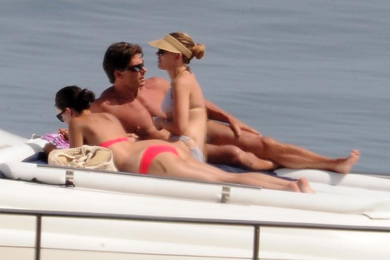 Scarlett Johansson passeia de barco com 'amigo' na região da Sicília, Itália