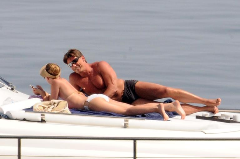 Scarlett Johansson passeia de barco com 'amigo' na região da Sicília, Itália