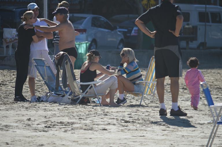 Na companhia do namorado Martin Mica, a estrela Sharon Stone curte praia em Florianópolis