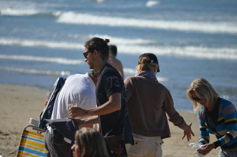 Na companhia do namorado Martin Mica, a estrela Sharon Stone curte praia em Florianópolis