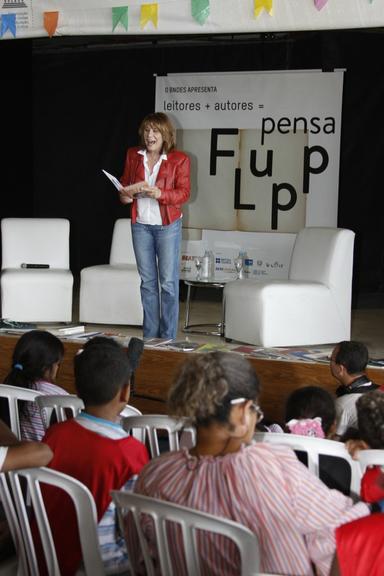 Renata Sorrah faz leitura para crianças
