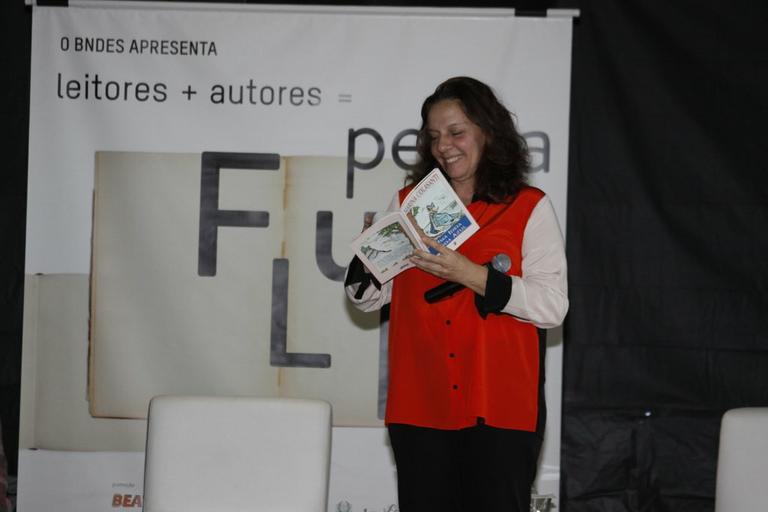Rosi Campos faz leitura pra crianças