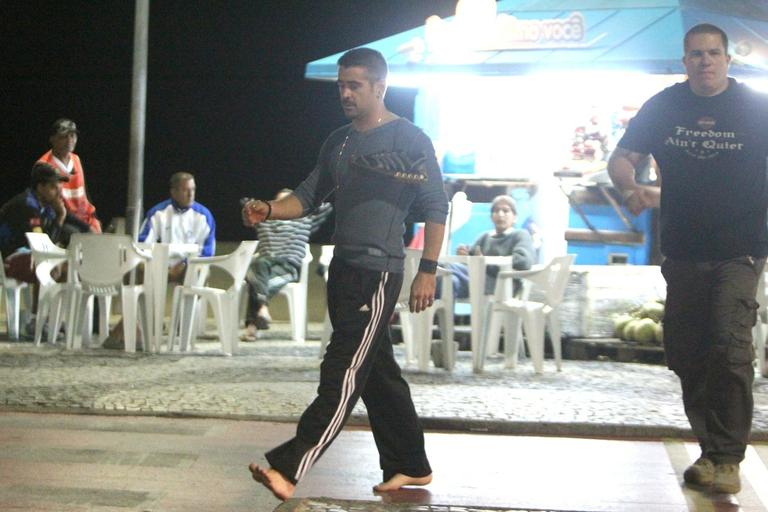 Colin Farrell caminha descalço no Rio