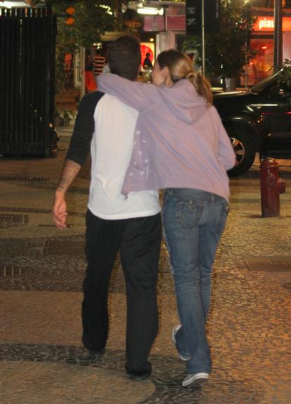 Luana Piovani e o marido Pedro Scooby namoram nas ruas do Rio