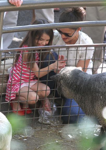 Suri e Katie Holmes se divertem no zoológico de Nova York