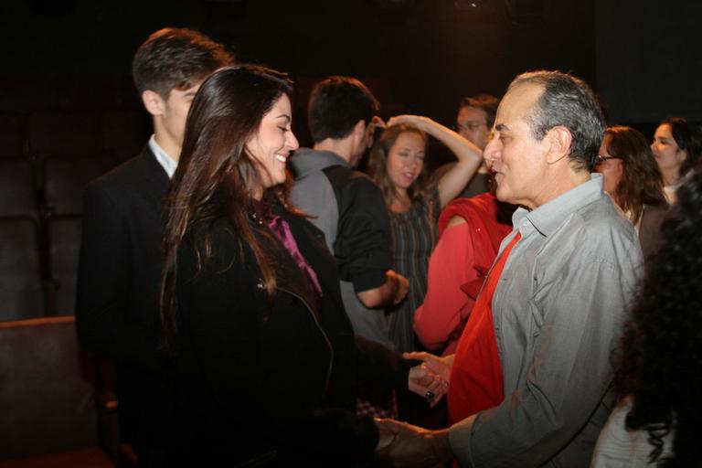Carol Castro e o namorado cumprimentam o pai da atriz, Luca de Castro