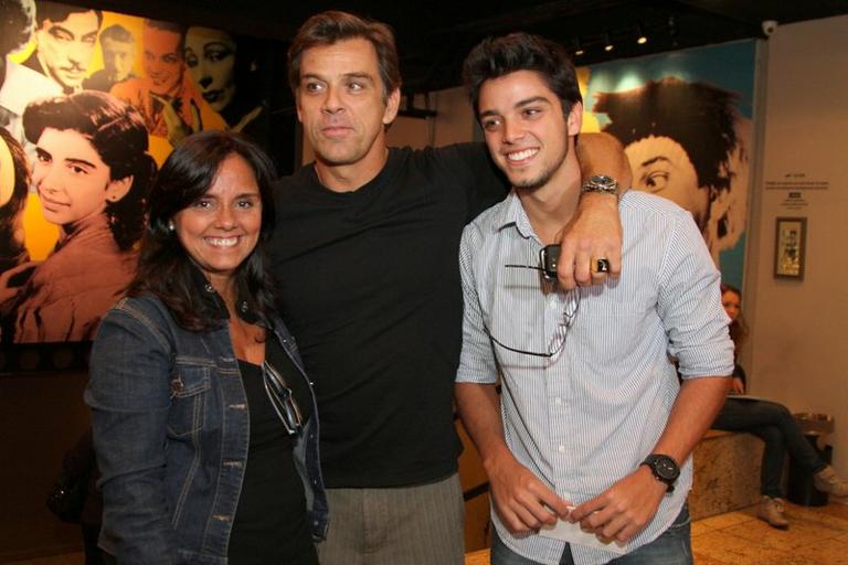 Rodrigo Simas com a mãe Ana e o pai Beto