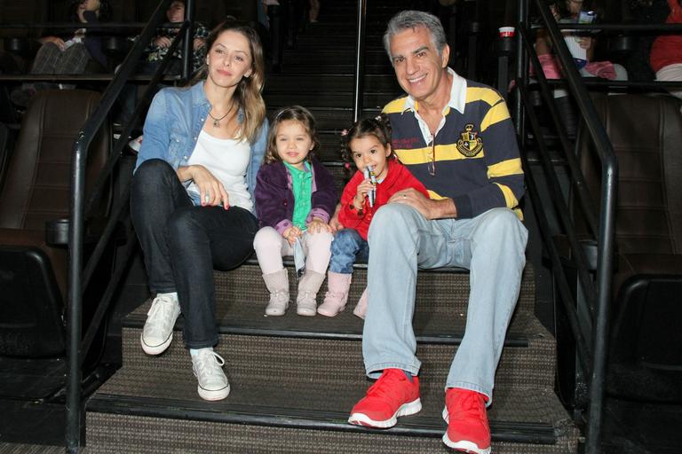 Bianca Rinaldi e Eduardo Menga com as gêmeas Sophia e Beatriz