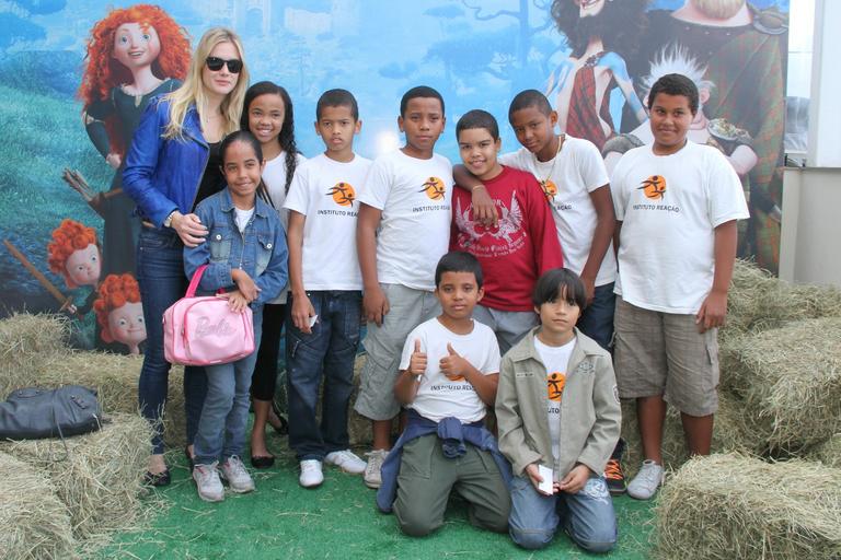 Fiorella Mattheis com as crianças do Instituto Reação