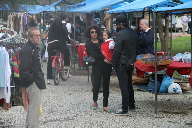 Sheron Menezzes passeia com sobrinha e namorado por feira do Rio de Janeiro