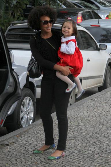 Sheron Menezzes passeia com sobrinha e namorado por feira do Rio de Janeiro