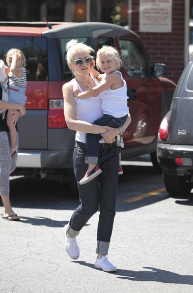 Gwen Stefani passeia com a sorridente Zuma por Los Angeles