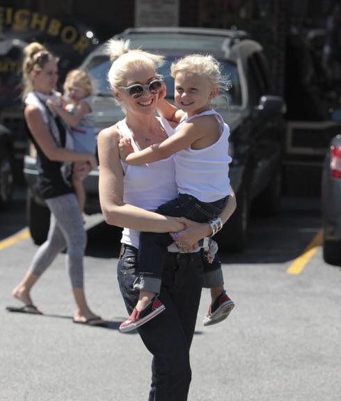 Gwen Stefani passeia com a sorridente Zuma por Los Angeles