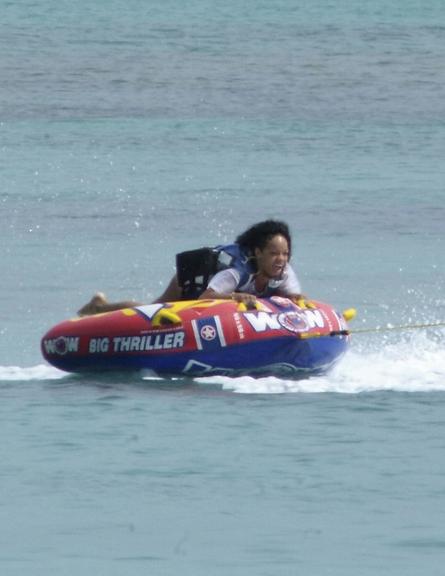 Rihanna esquia com boia em Barbados, país onde nasceu