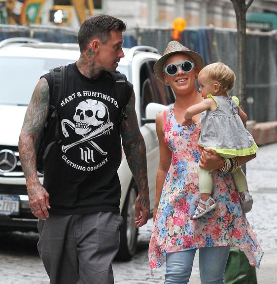 Pink curte a pequena e simpática Willow Sage em Nova York, nos Estados Unidos, ao lado do marido, Carey Hart