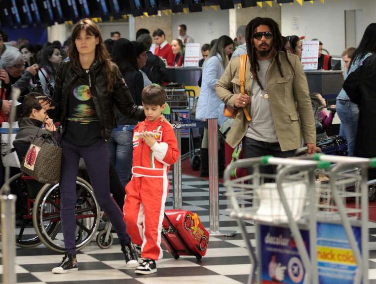 Isabeli Fontana com o filho Lucas e o noivo, Rohan Marley, no aeroporto de Congonhas, em São Paulo