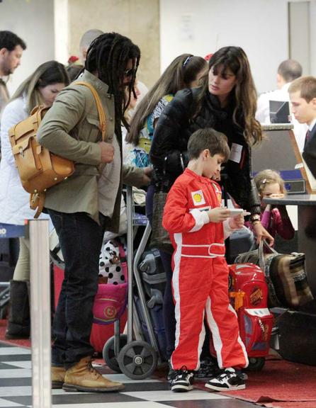Isabeli Fontana com o filho Lucas e o noivo, Rohan Marley, no aeroporto de Congonhas, em São Paulo