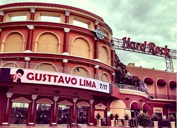 Gusttavo Lima realizado com a gravação de seu 1º DVD fora do Brasil
