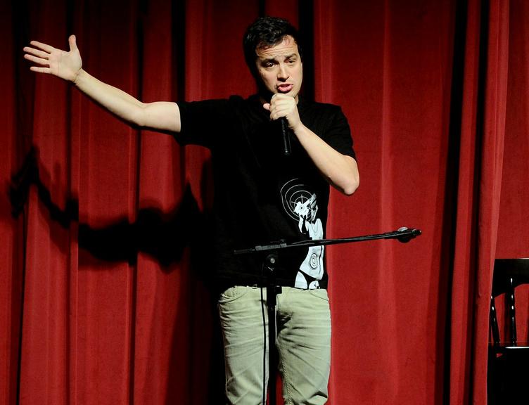 Rafael Cortez faz sua 100ª apresentação com seu show de humor 