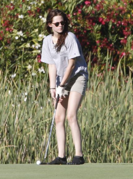 Kristen Stewart joga golfe na Califórnia, Estados Unidos