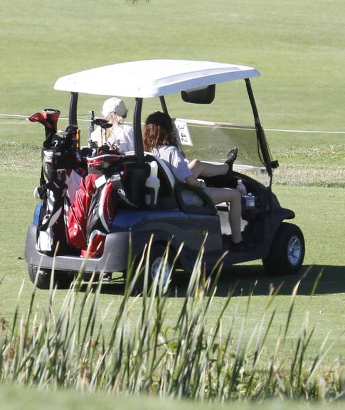 Kristen Stewart joga golfe na Califórnia, Estados Unidos